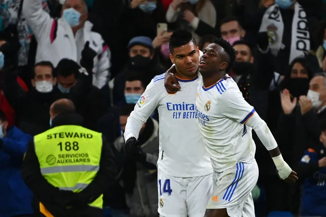Vinicius in Casemiro proslavljata na Santiagu Bernabeuu. FOTO:&nbsp;Gabriel Bouys/AFP
