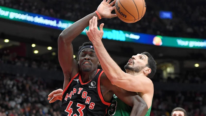 Fotografija: Enes Kanter (desno) se je na zadnji tekmi kot Enes Kanter sinoči meril s Pascalom Siakamom in njegovimi Toronto Raptors v Kanadi. FOTO: Dan Hamilton/USA Today Sports
