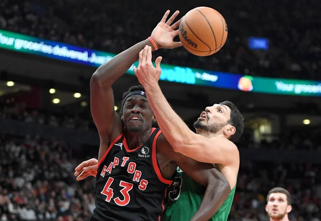 Enes Kanter (desno) se je na zadnji tekmi kot Enes Kanter sinoči meril s Pascalom Siakamom in njegovimi Toronto Raptors v Kanadi. FOTO: Dan Hamilton/USA&nbsp;Today Sports
