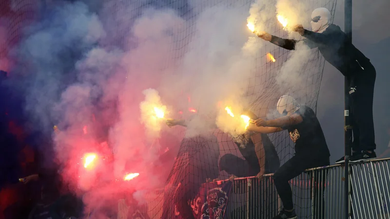Fotografija: Mariborska navijaška skupina Viole. Fotografija je simbolična. FOTO: Tadej Regent/Delo