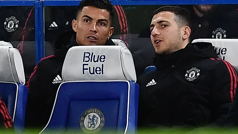 Fotografija: Ronaldu je družbo na klopi Stamford Bridgea delal Diogo Dalot. FOTO: Ben Stansall/AFP