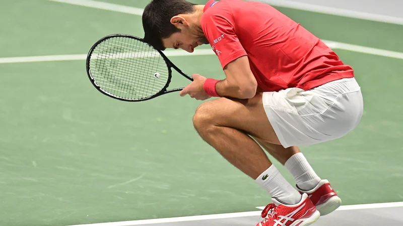 Fotografija: Novak Đoković med tekmo dvojic Davisovega pokala v Innsbrucku, kjer sta se spopadli Srbija in Nemčija. FOTO: Joe Klamar/AFP