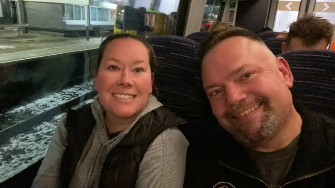 Ken in Brandi Saxton med vožnjo proti štadionu Burnleyja, ki ga je do začetka tekme prekrila debela snežna odeja. FOTO:&nbsp;Twitter

