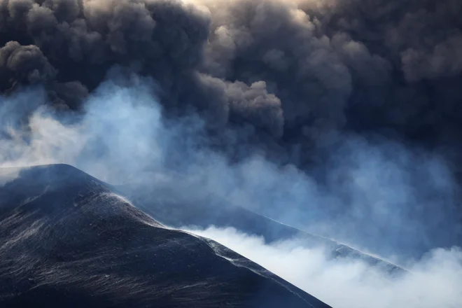Čez dan se čez zahodni del otoka vali velikanski, kataklizmično grozeč siv vulkanski oblak. FOTO: Matjaž Krivic
