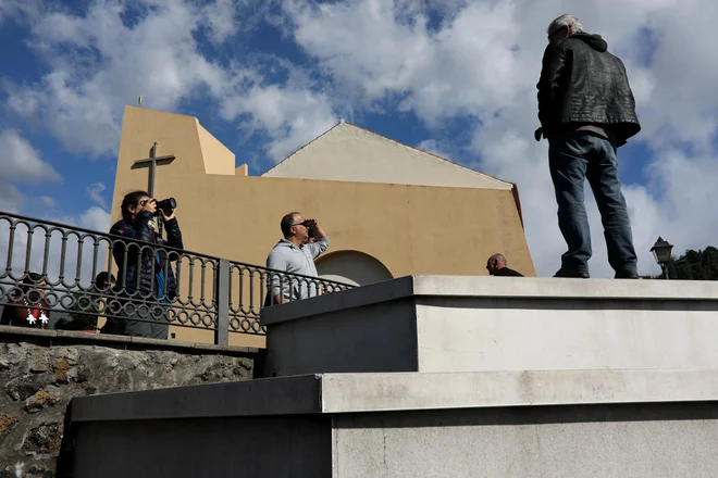 Mehiško restavracijo v mestecu El Paso že več tednov oblegajo turisti z vsega sveta, ker je od tod odličen razgled na bruhajoči vulkan. FOTO: Matjaž Krivic
