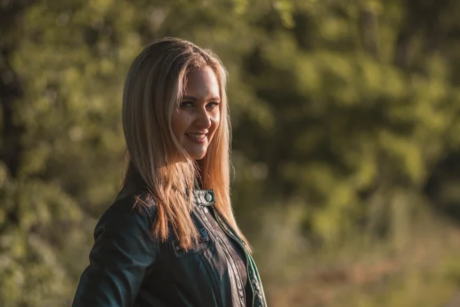 »Poskušamo spreminjati mišljenje ljudi – če nimaš nič, še ne pomeni, da si ne zaslužiš dostojnosti. Če nas boli želodec po pokvarjenem jogurtu, bo nekoga drugega tudi – četudi je sestradan,« pravi Ninna Kozorog. FOTO: Nejc Falež