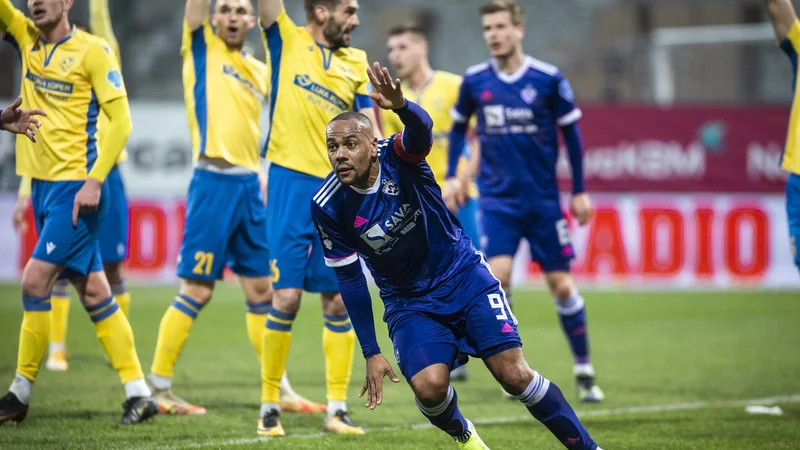 Fotografija: Marcos Tavares (na fotografiji) med proslavljanjem zadetka v dresu Maribora. Ni jih bilo malo ... FOTO: Jure Banfi