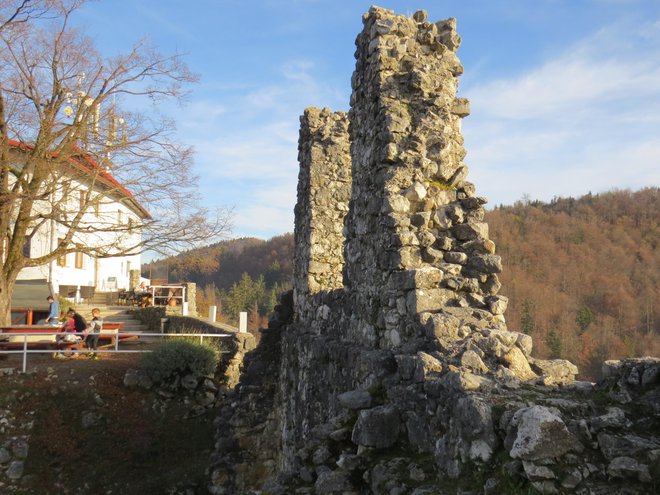 Del grajske dediščine zraven planinskega doma na Krniški gori. FOTO: Bojan Rajšek/Delo
