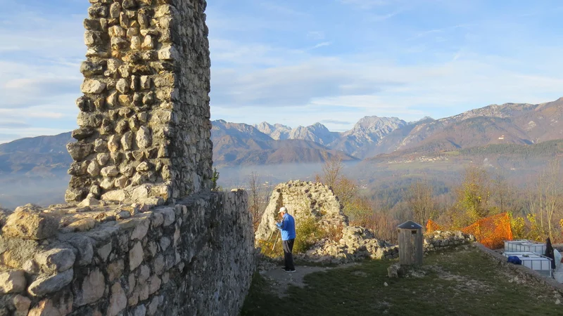 Fotografija: Grajske razvaline s pogledom na kamniške vršace ne bodo več nevarne za obiskovalce. FOTO: Bojan Rajšek/Delo