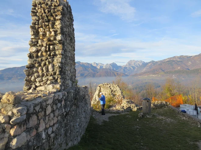 Grajske razvaline s pogledom na kamniške vršace ne bodo več nevarne za obiskovalce. FOTO:&nbsp;Bojan Rajšek/Delo
