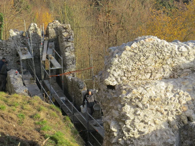 S posegi, ki temeljijo na konservatorskem pristopu, ohranjajo in prezentirajo ruševine. FOTO: Bojan Rajšek/Delo

