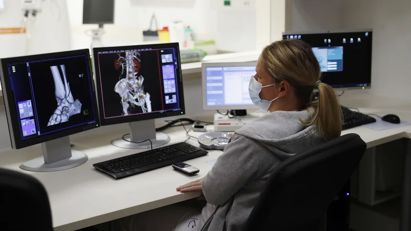 Fotografija: Najpogostejše storitve, ki jih uporabljajo zavarovanci dodatnega zdravstvenega zavarovanja, so tudi diagnostične preiskave (ultrazvok, rentgen, magnetna resonanca, računalniška tomografija). FOTO: Leon Vidic/Delo