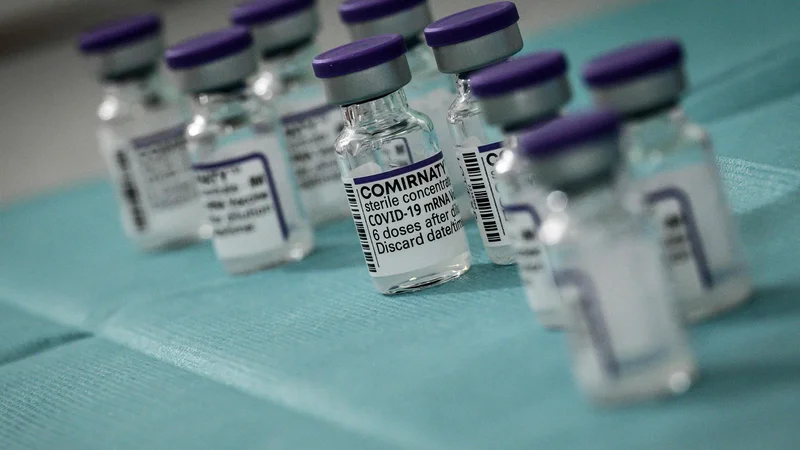 Fotografija: Cepivo Biontech Pfizer bo prilagojeno novi različici. FOTO: Jeff Pachoud/AFP