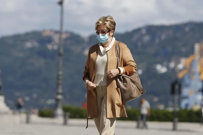 V Trstu so spet obvezne zaščitne maske tudi na prostem. FOTO: Leon Vidic/Delo
