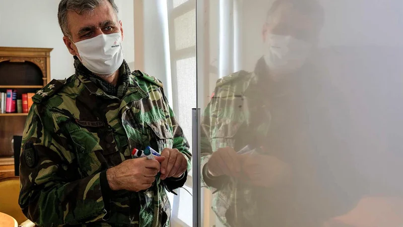 Fotografija: Cepilno kampanjo so vojski zaupali tudi na Portugalskem, in sicer jo vodi viceadmiral Henrique de Gouveia e Melo in to več kot uspešno.
FOTO: Spletna stran portugalske vlade