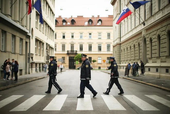 Vladni odlok o načinu izpolnjevanja pogoja PC za zaposlene v delu javne uprave je po prepričanju mnogih pravnikov neustaven. FOTO: Jure Eržen/Delo