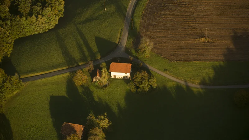 Fotografija: Zanimanje za zazidljiva zemljišča narašča. FOTO: Jure Eržen/Delo
