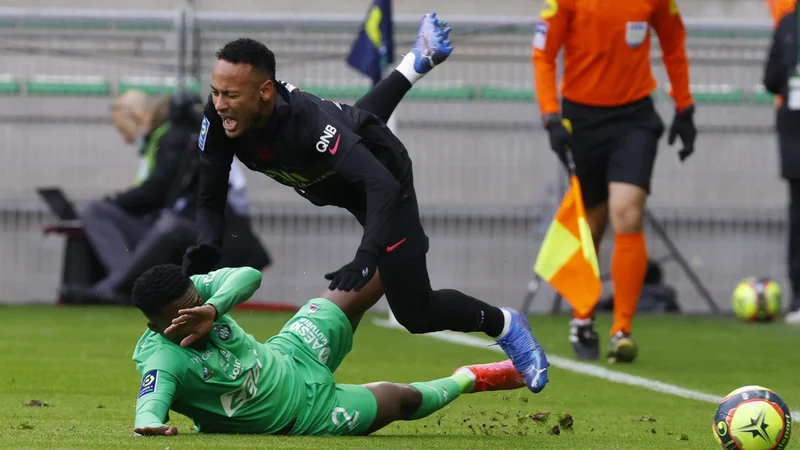 Fotografija: Neymar med omenjeno tekmo s Saint Etiennom. FOTO: Eric Gaillard/Reuters