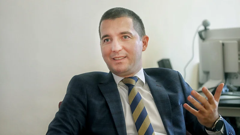Fotografija: Nekdaj uspešen nogometaš Aleksa Bečić je magister ekonomije in s 34 leti najmlajši predsednik katerega od evropskih parlamentov. FOTO: Blaž Samec