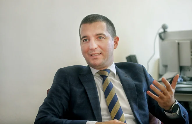 Nekdaj uspešen nogometaš Aleksa Bečić je magister ekonomije in s 34 leti najmlajši predsednik katerega od evropskih parlamentov. FOTO: Blaž Samec