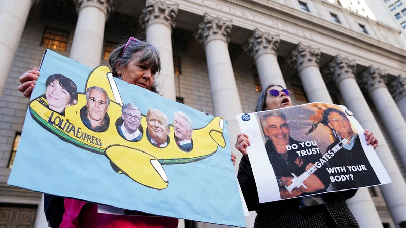 Fotografija: Pred sodiščem v New Yorku se je prvi dan odmevnega sojenja proti Ghislaine Maxwell zbralo več protestnikov. Foto: Carlo Allegri/Reuters