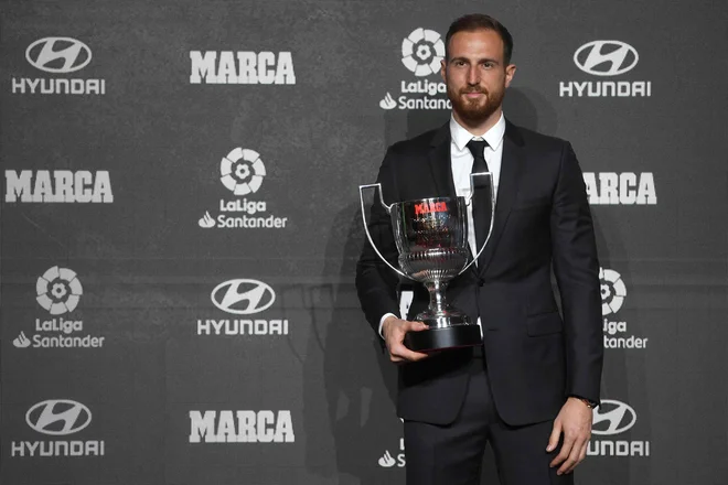 Jan Oblak s prestižno nagrado. FOTO: Pierre-philippe Marcou/AFP
