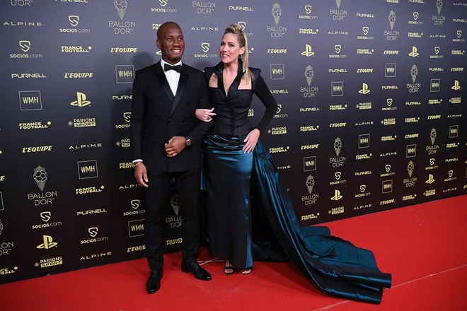 Voditeljski par: nekdanji as Didier Drogba in francosko-britanska novinarka Sandy Heribert. FOTO: Anne-christine Poujoulat/AFP
