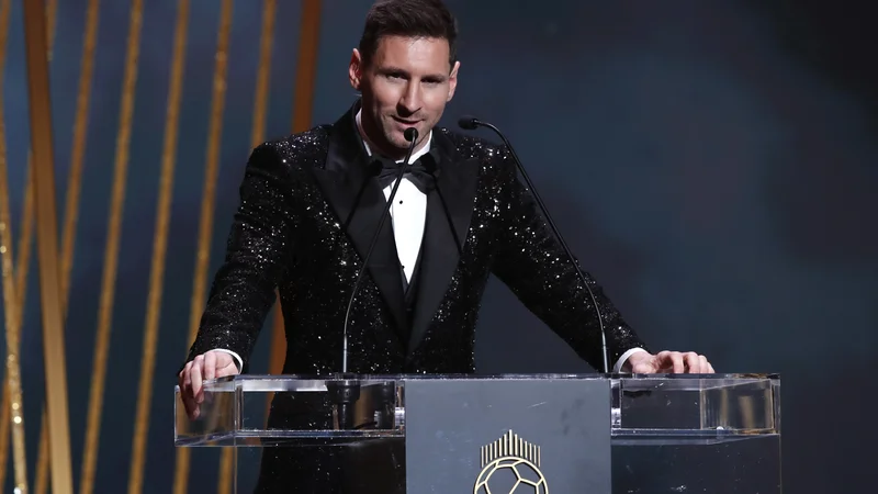 Fotografija: Lionel Messi je bila v pariškem večeru nogometnih zvezdnikov veliki zmagovalec, a tud spoštljiv mož. FOTO: Benoit Tessier/Reuters