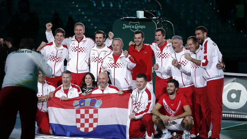 Fotografija: Dvakratni zmagovalci Davisovega pokala Hrvati so se veselili uvrstitve v polfinale, v katerem pa se bodo najbrž pomerili z veliko tekmico Srbijo z Novakom Đokoviće v glavni vlogi. FOTO: Guglielmo Mangiapane /Reuters