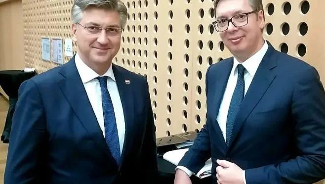 Fotografija: Za hrvaškega premiera Andreja Plenkovića (levo) in srbskega predsednika Aleksandra Vučića je sveta domoljubna dolžnost odobriti čedalje več izdatkov za vojsko. FOTO: instagram/vlada RS