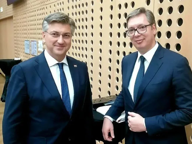 Za hrvaškega premiera Andreja Plenkovića (levo) in srbskega predsednika Aleksandra Vučića je sveta domoljubna dolžnost odobriti čedalje več izdatkov za vojsko. FOTO: instagram/vlada RS
