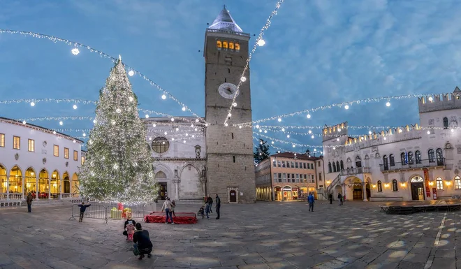 V zgodovinskih mestih Slovenije se zgodbe iz preteklosti izvrstno dopolnjujejo s sodobnimi navadami in običaji. FOTO: Jaka Ivančič / slovenia.info

