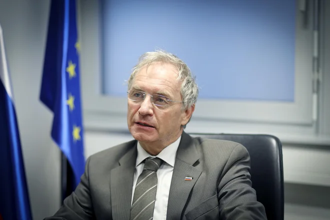 Po informacijah, ki jih imam, slovenska policija ni nikoli izvajala vračanja migrantov z omejevanjem pravice do azila, je zatrdil minister Aleš Hojs. FOTO: Jože Suhadolnik/Delo
