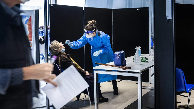 Fotografija: Ob 6287 testih so sicer včeraj potrdili 2482 novih okužb. FOTO: Remko De Waal/AFP