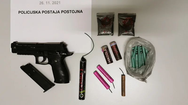 Fotografija: Postojnčanu so zasegli tudi pištolo. FOTO: PU Koper