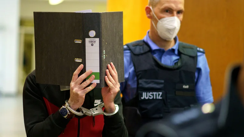 Fotografija: Iračan Taha Al-J. ob prihodu na sodišče. FOTO: Frank Rumpenhorst via Reuters