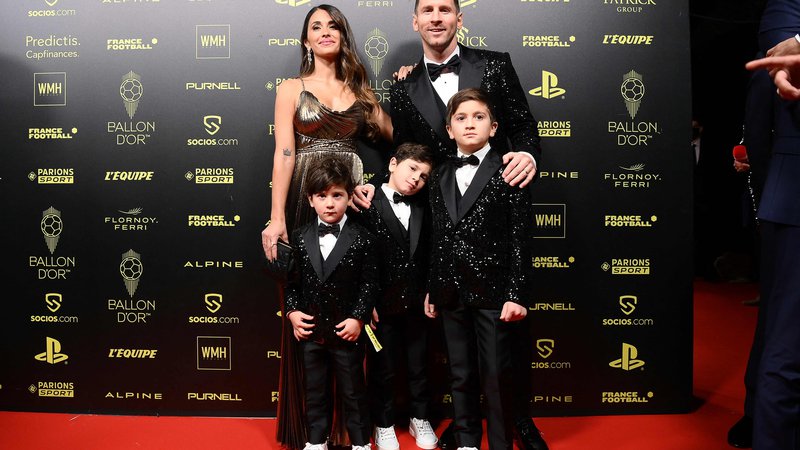 Fotografija: Lionel Messi se je skupaj s soprogo Antonello ter sinovi Cirom, Mateom in Thiagom veselil zlate žoge 2021. Foto Franck Fife/ AFP
