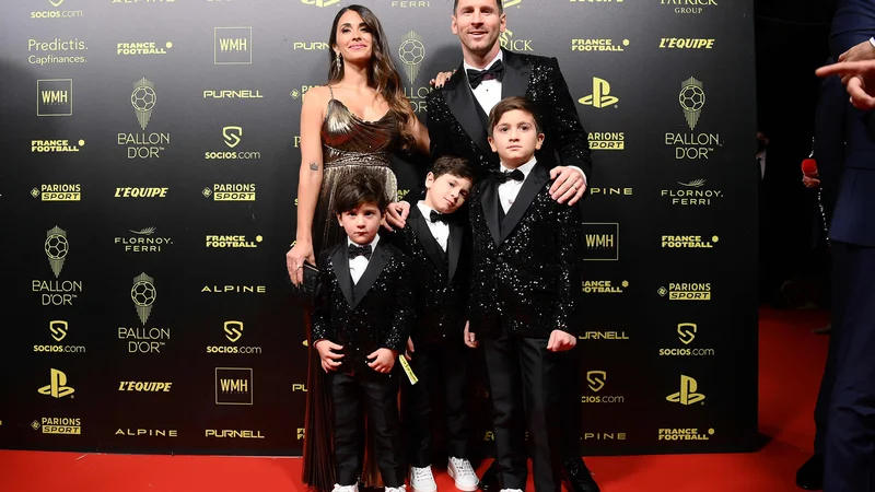 Fotografija: Lionel Messi se je skupaj s soprogo Antonello ter sinovi Cirom, Mateom in Thiagom veselil zlate žoge 2021. Foto Franck Fife/ AFP