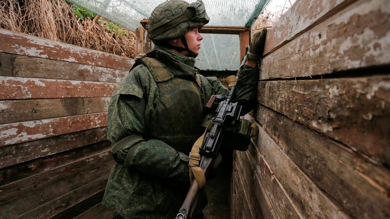Fotografija: Poskus vojaške rešitve problemov z Donbasom bi bil najbrž jalov. FOTO: Alexander Ermochenko/Reuters
