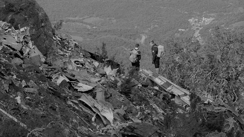 Fotografija: Prva neuradna novica o nesreči je dosegla Ljubljano šele ob pol dvanajstih. In še takrat se je vedelo samo, da so prebivalci vasice Petreto Bicchisano na jugu Korzike slišali zamolklo grmenje in da je jugoslovansko letalo pogrešano. FOTO: Joco Žnidaršič