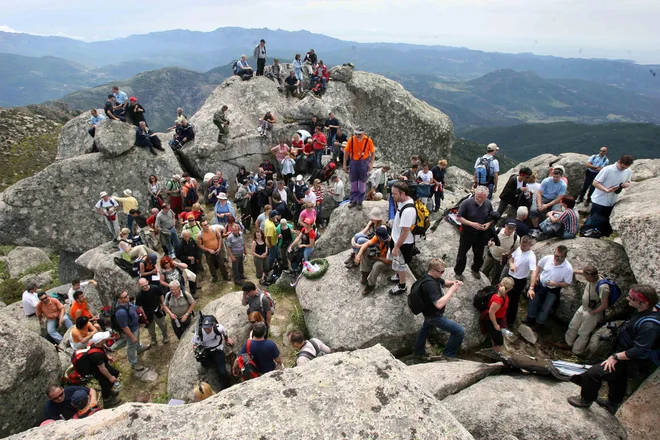 Slovenija je 27 let kasneje organizirala veliko sanacijo kraja nesreče in na gori San Pietro odkrila spominsko ploščo. FOTO:  Dejan Javornik
