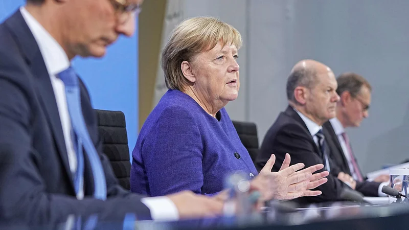 Fotografija: V Nemčiji se obetata zaostritev ukrepov za necepljene ter uvedba obveznega cepljenja po vzoru Avstrije. Na fotografiji v sredini kanclerka Angela Merkel in njen naslednik Olaf Scholz. FOTO: Michael Kappeler/AFP