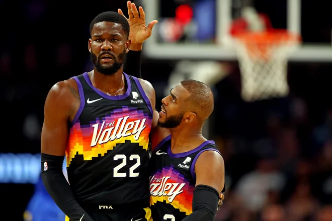 Chris Paul (desno) in Deandre Ayton bila v 17. zaporedni zmagi Phoenixa v NBA prevelik zaologaj za nerazpoložene bojevnike iz San Francisca. FOTO: Mark J. Rebilas/Usa Today Sports
