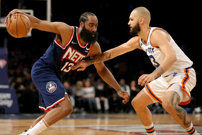 Brooklynov zvezdnik James Harden (levo) je bil za francoskega reprezentanta pri New Yorku Evana Fourniera v mestnem derbiju nerešljiva uganka. FOTO: Brad Penner Usa Today Sports
