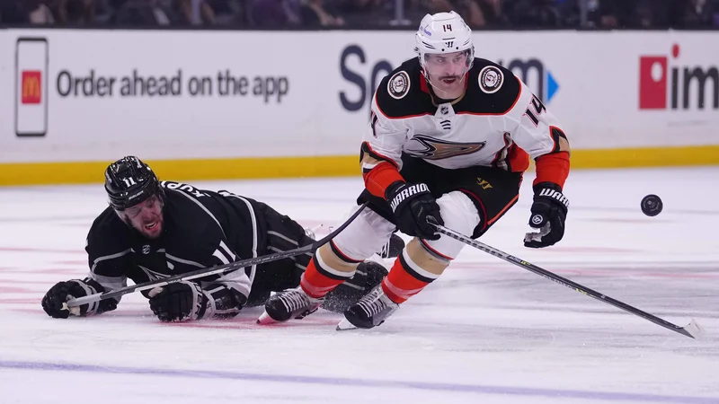 Fotografija: Anže Kopitar (levo) in LA Kings so v zadnji tretjini nadomestili tri gole zaostanka, a ostali brez zmage proti Anaheimu. FOTO: Kirby Lee/Usa Today Sports
