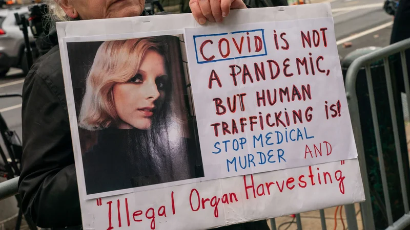 Fotografija: Protesti pred ameriškim sodiščem, kjer sodijo Ghislaine Maxwell. FOTO: David Dee Delgado/AFP