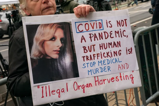 Protesti pred ameriškim sodiščem, kjer sodijo Ghislaine Maxwell. FOTO: David Dee Delgado/AFP
