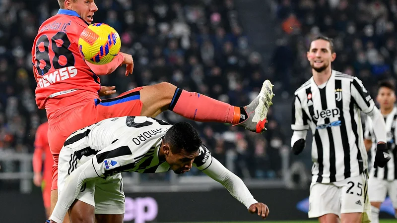 Fotografija: Atalanta je po zmagi v  derbiju proti Juventusu prepričljivo opravila tudi z Venezio, ki ji je pri zmagi s 4:1 tri gole zabil hrvaški reprezentant Mario Pašalić (levo). FOTO: Isabella Bonotto/AFP
