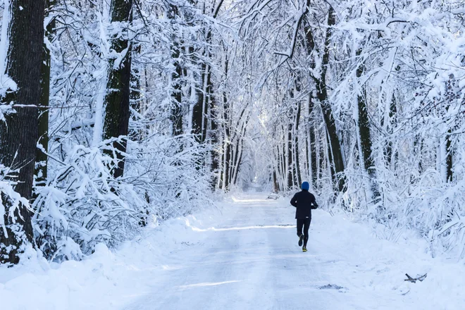 Pravijo, da je nujno začeti počasi. Vedno lahko dodate še eno ponovitev, če se vam zdi, da ste se premalo gnali, a če vas vse peče ponovitvi, je vadbe konec. FOTO: Shutterstock
