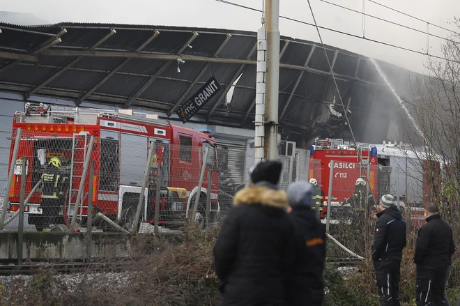 Zagorelo je na Plemljevi ulici. FOTO: Leon Vidic/Delo
